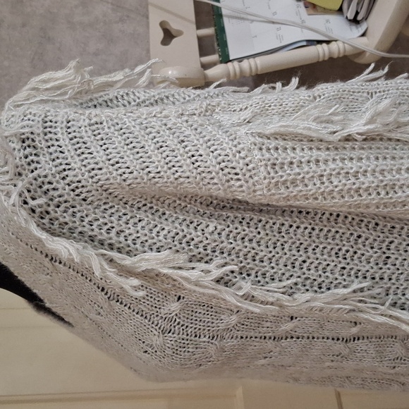 "FCY WITH LOVE" SZ. 2x, 100%acrylic, off-white, cable-knit, fringed sweater. - Picture 3 of 16